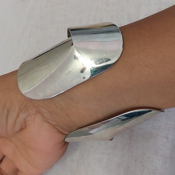 Unusual Design Structured Silver Tone Wide Bangle Bracelet Sleek Modernist - Picture 4 of 11